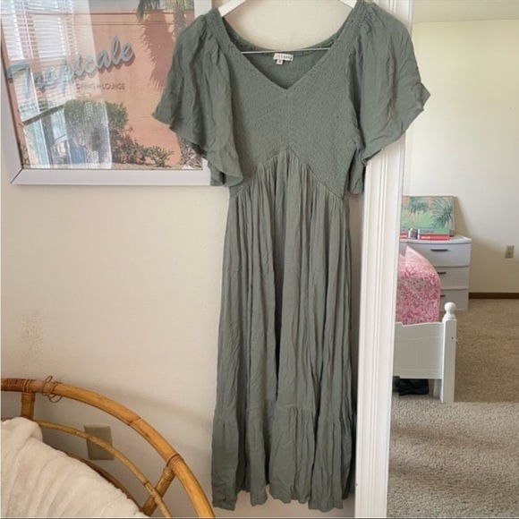 Baltic Born Lovell Smocked Midi Dress in Sage Green
Size Small - Picture 2 of 4